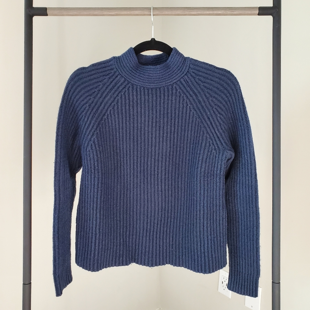 BANANA REPUBLIC CHUNKY HIGH, CREW NECK SWEATER IN NAVY, SIZE SMALL